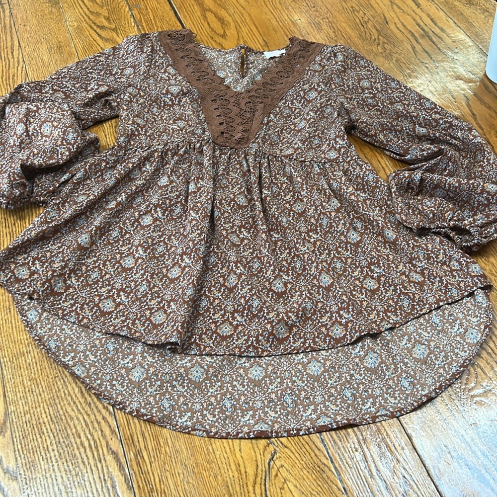 Hailey & Co. brown peasant blouse. V-Neck, balloon sleeves, crochet lace. Medium
